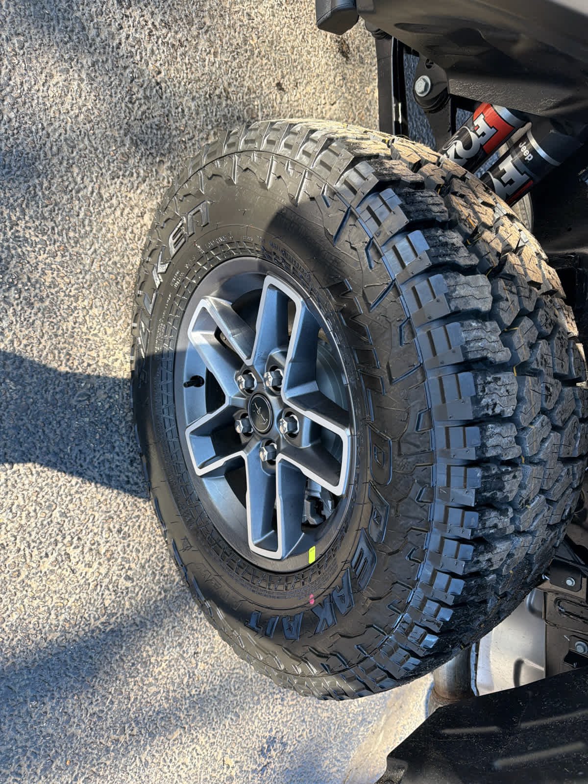 New 2026 Bright White Clear-Coat Exterior Paint Jeep Mojave X image 14