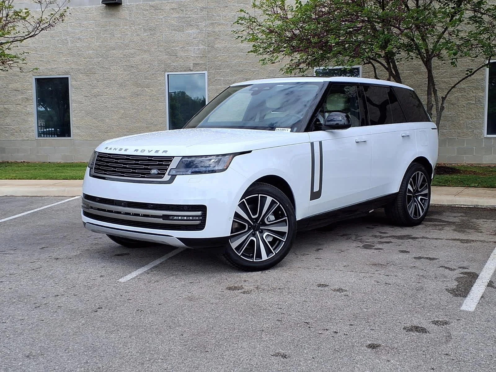2026 Land Rover Range Rover 3.0 PHEV SE SWB's photo