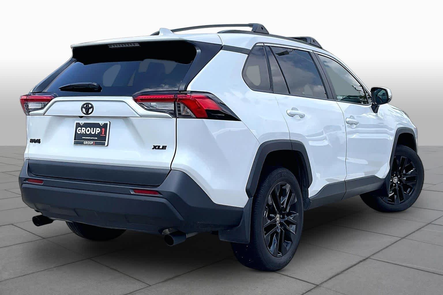Used 2024 Wind Chill Pearl Toyota XLE Premium image 12