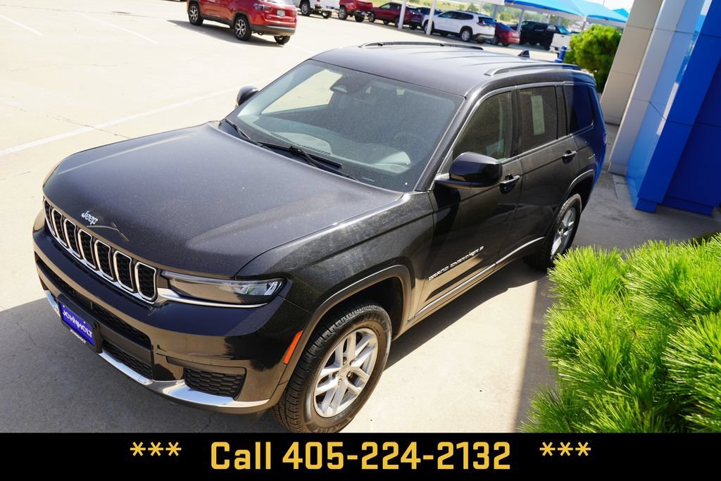 Used 2023  Jeep Laredo image 14