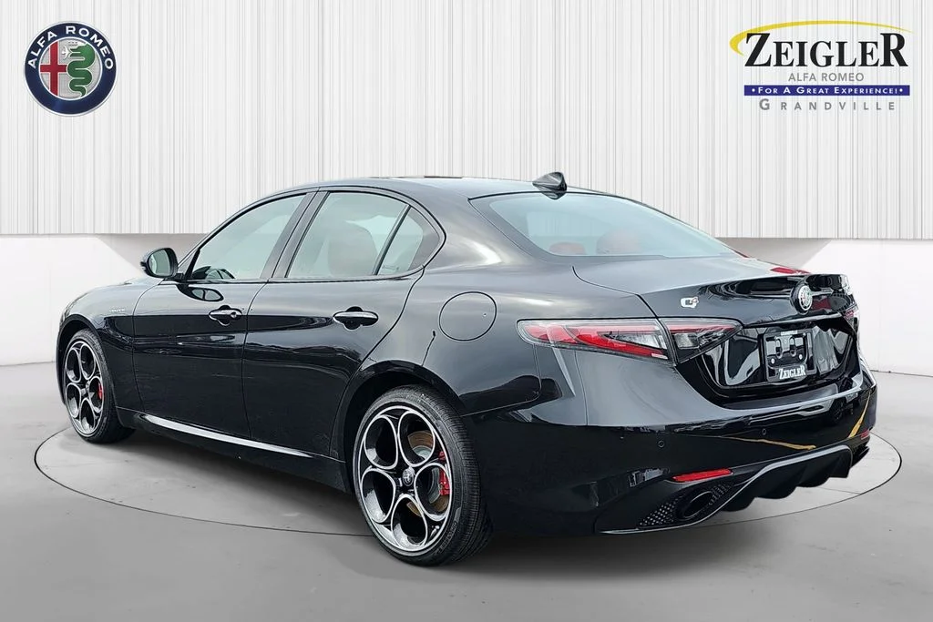 New 2026 Vulcano Black Metallic Exterior Paint Alfa Romeo Veloce image 7