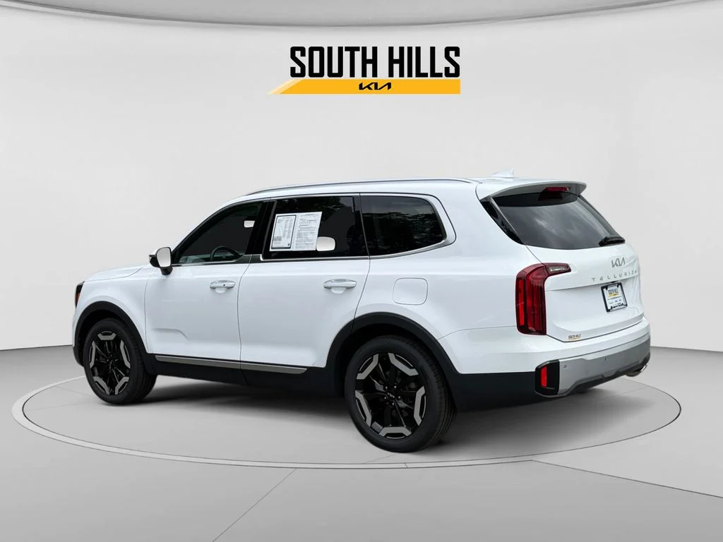 Used 2023 White Kia S image 3