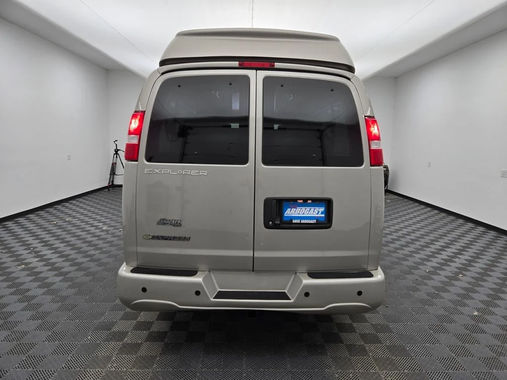Used 2023 Birch Chevrolet Explorer Limited SE image 4