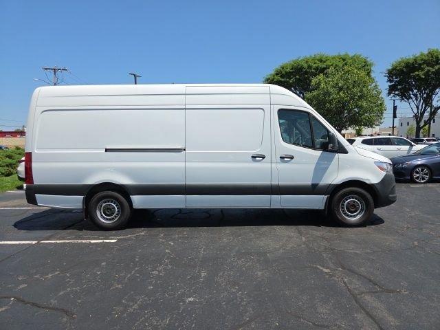 Used 2023  Mercedes-Benz Cargo 170 WB image 2