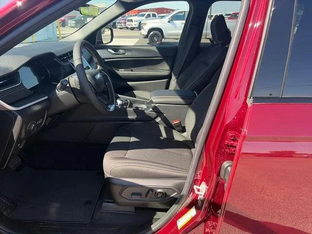 New 2026 Velvet Red Pearl-Coat Exterior Paint Jeep Laredo X image 9