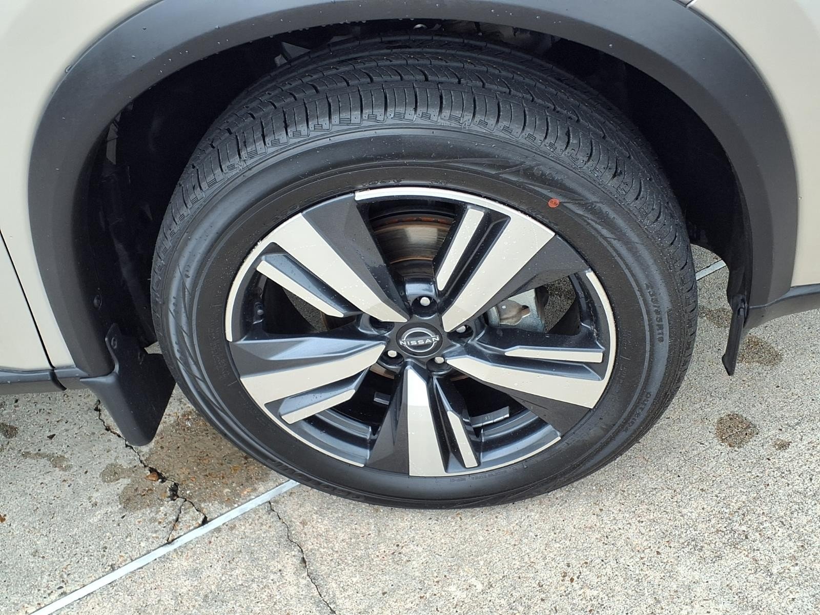 2024 Nissan Rogue SL Silver at Robbins Nissan