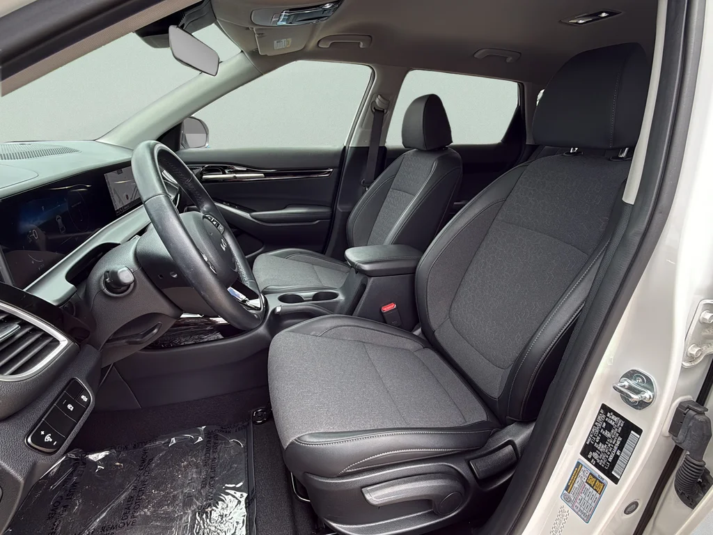 Used 2024 Snow White Pearl Kia S image 28