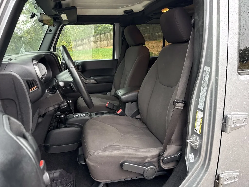 Used 2018 Silver Jeep Unlimited Sport image 11
