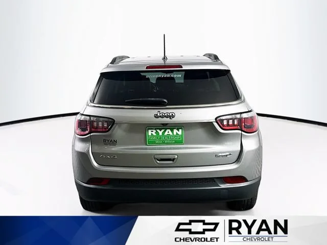 Used 2018 Silver Jeep Latitude image 6