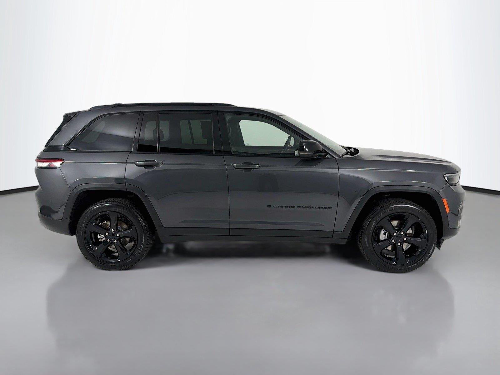 Used 2022 Baltic Gray Metallic Clearcoat Jeep Altitude image 25