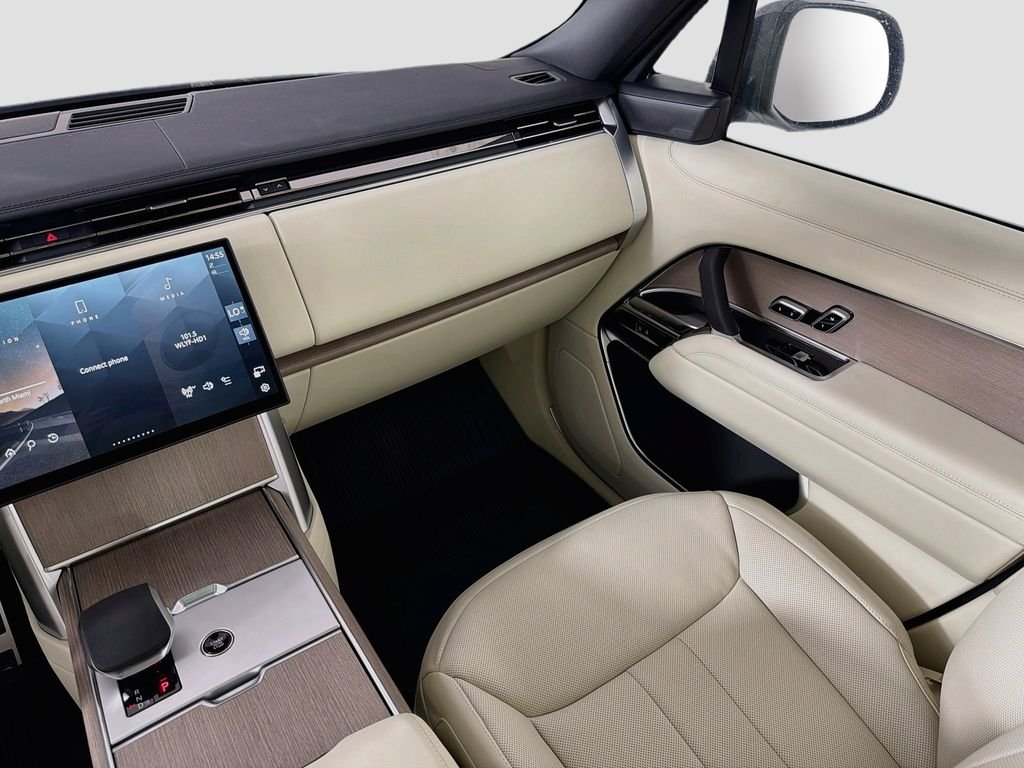New 2026 Fuji White Land Rover SE image 25