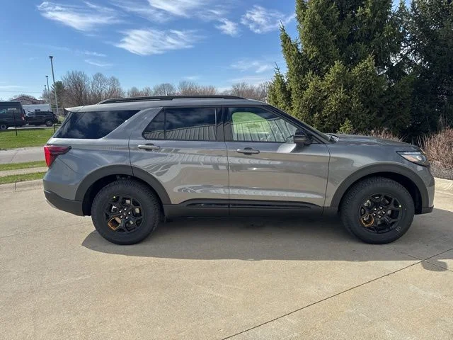 New 2026 Carbonized Gray Metallic Ford Tremor® image 3