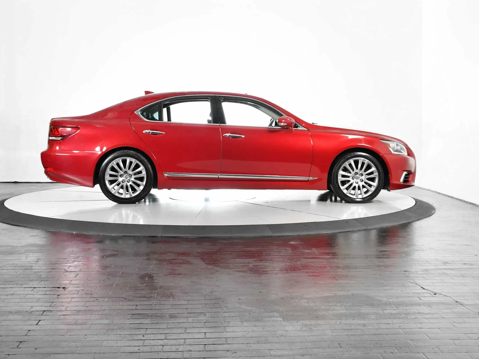 Used 2014 Matador Red Mica Lexus  image 8