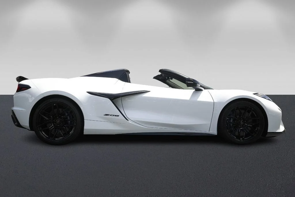 Used 2026 Arctic White Chevrolet Z06 image 2