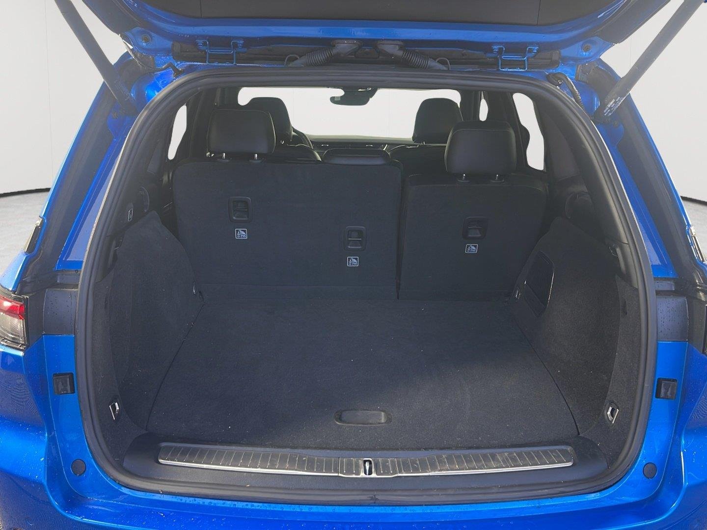 Used 2023 Hydro Blue Pearlcoat Jeep Overland image 10