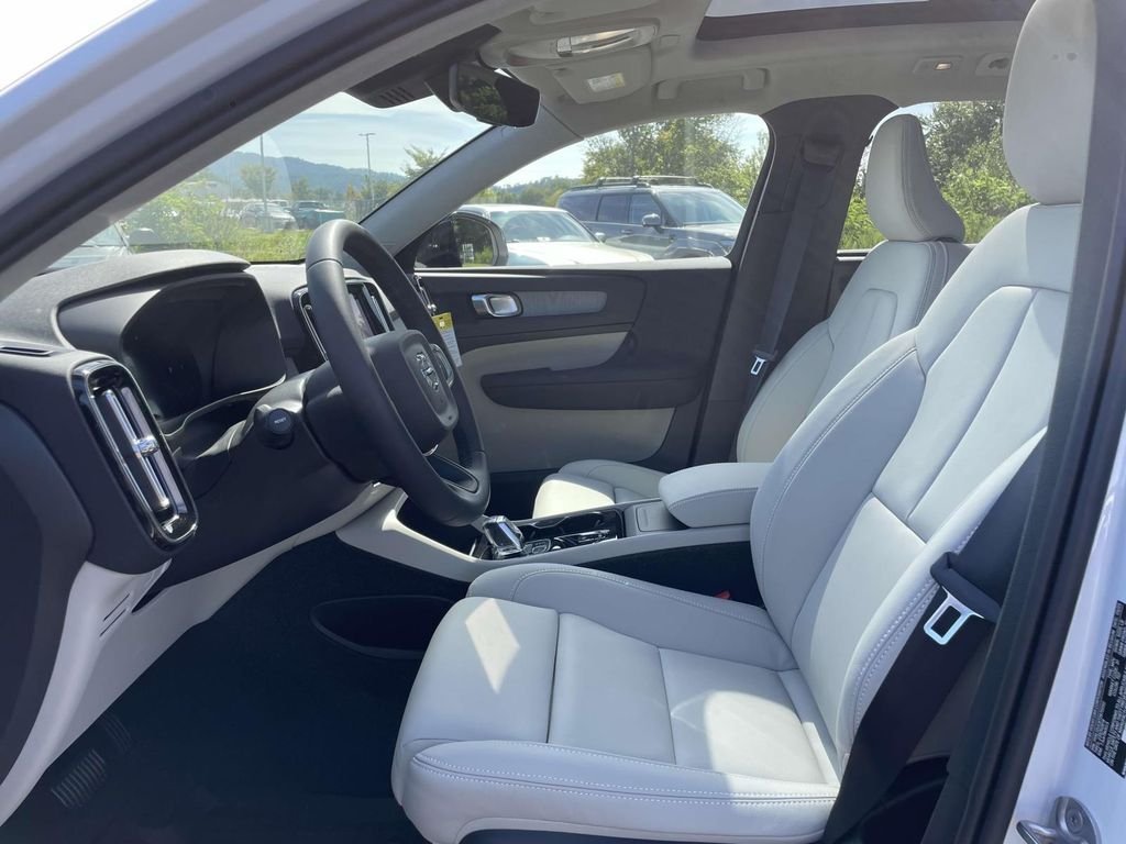 2026 Volvo XC40 Plus - Photo 9