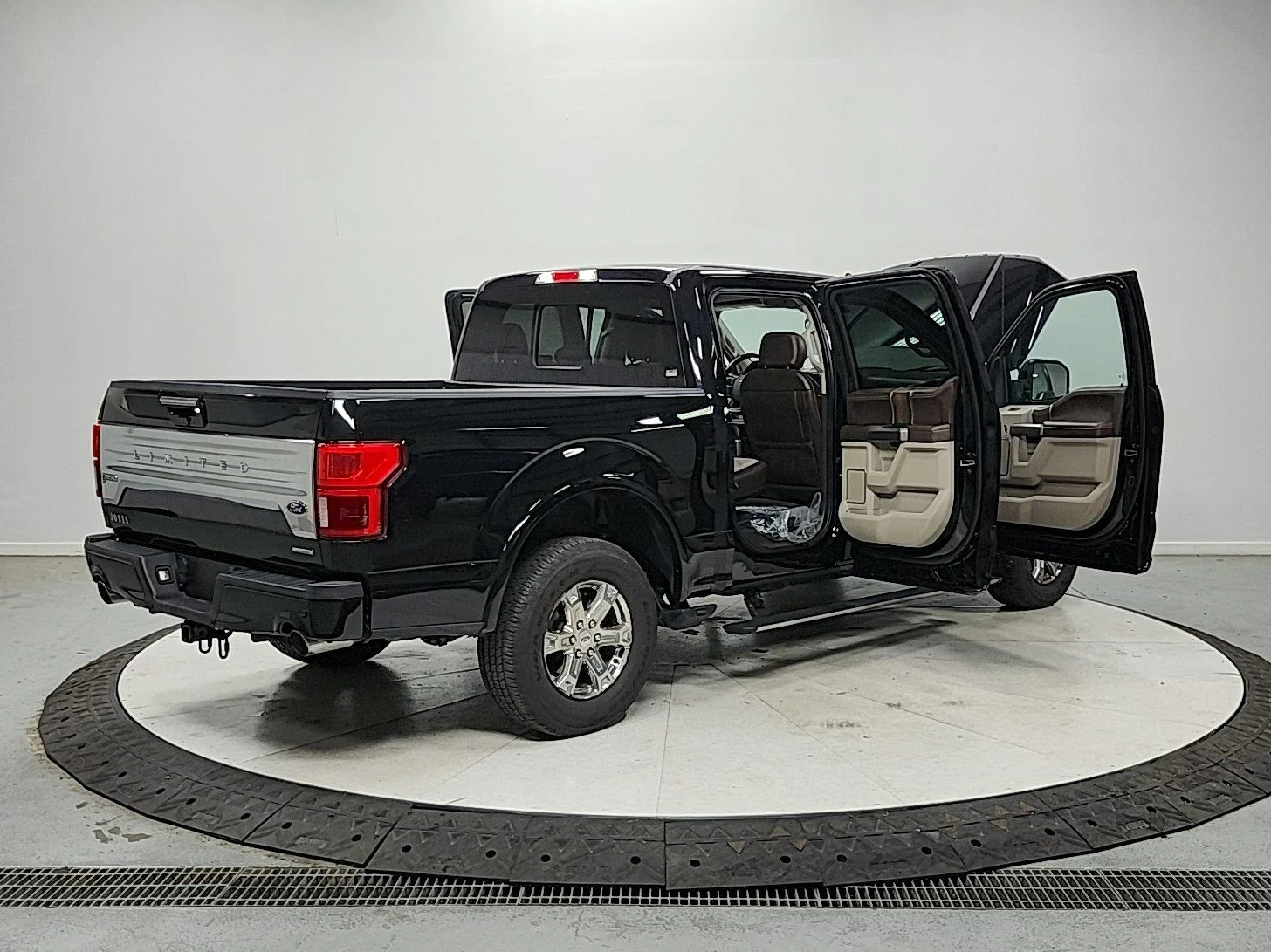 Used 2020 Black Ford Limited image 15