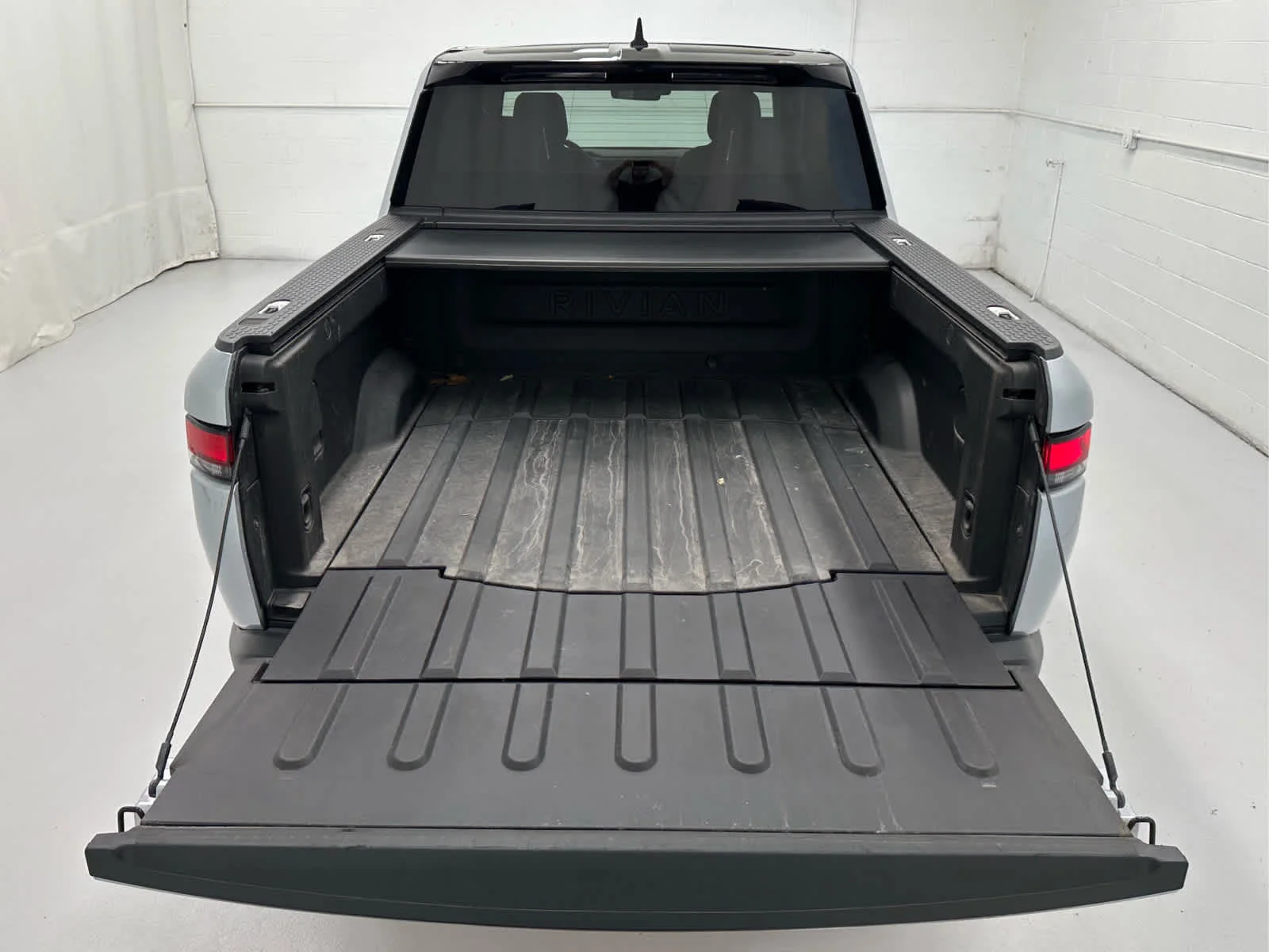 Used 2025 LA Silver Rivian Adventure image 42