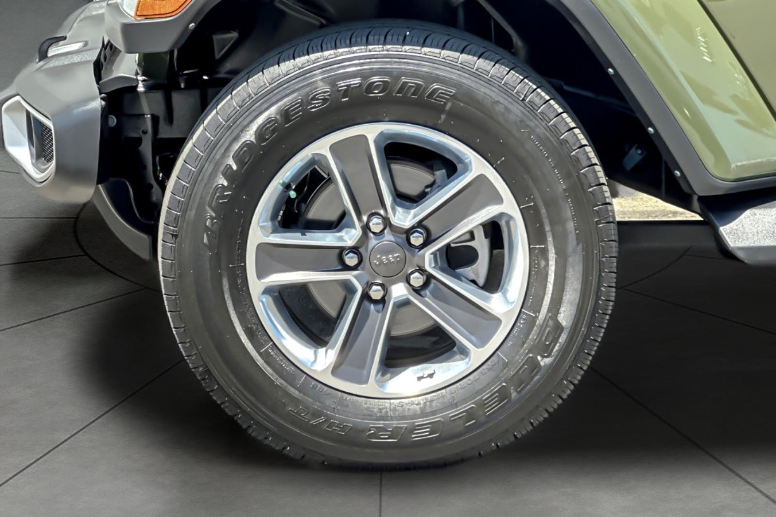Used 2022 GREEN CLEAR-COAT Jeep Unlimited Sahara image 26