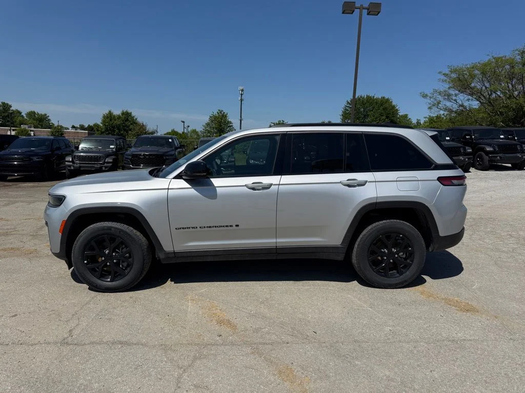 New 2026 Silver Zynith Exterior Paint Jeep Altitude image 9