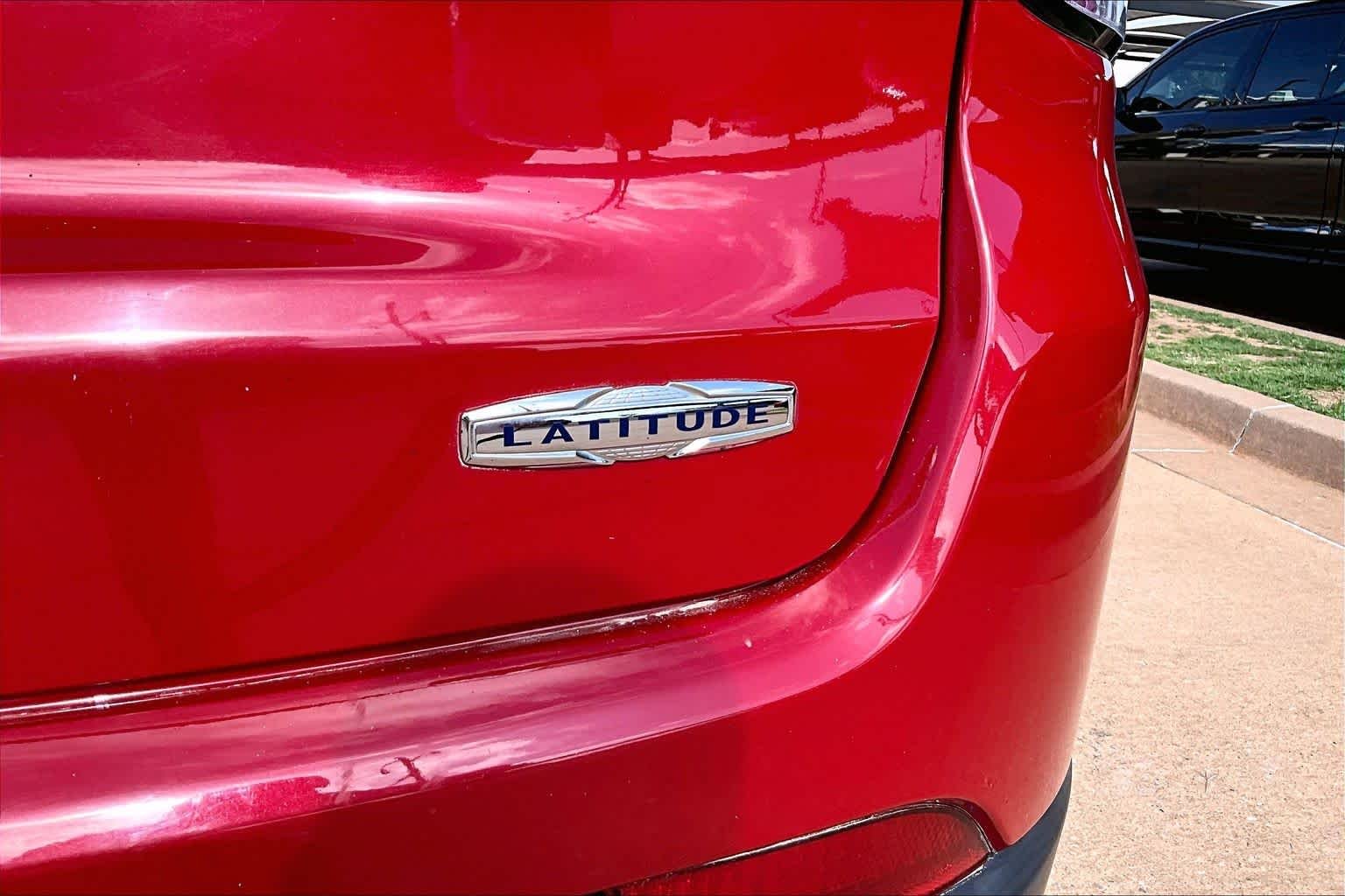 Used 2018 Redline Pearlcoat Jeep Latitude image 29