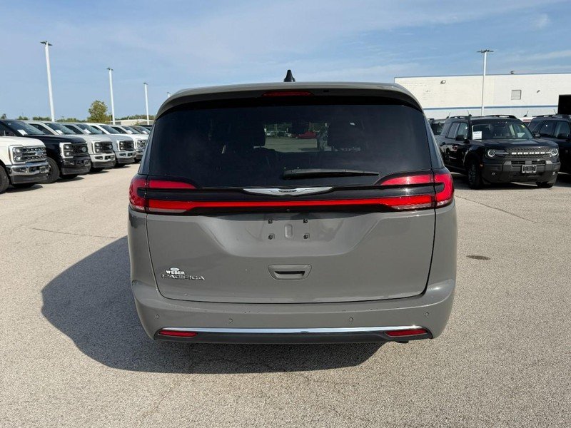 Used 2025 Ceramic Gray Clearcoat Chrysler Select FWD image 4