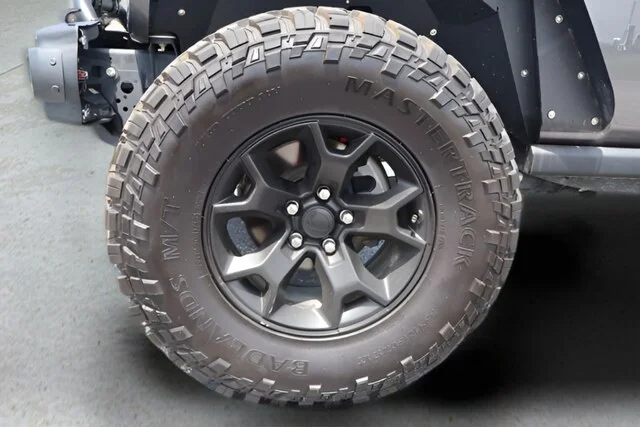 Used 2021 Granite Crystal Metallic Clearcoat Jeep Sport image 12
