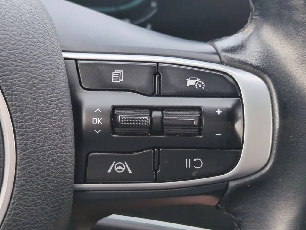 Used 2023 White Kia EX image 26