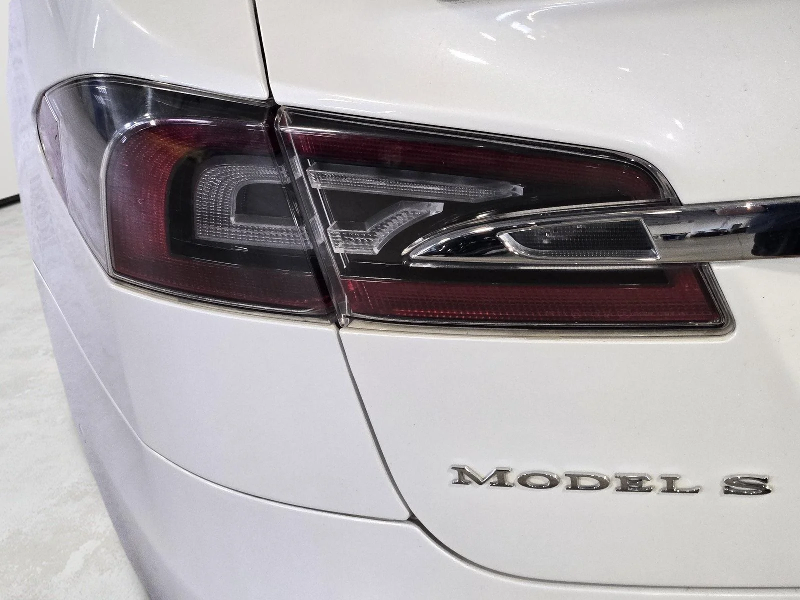 Used 2015 White Tesla P85D image 17
