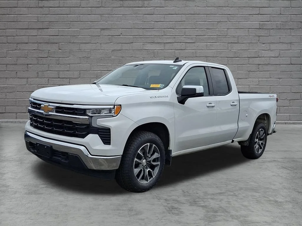 Used 2024 Summit White Chevrolet LT image 4