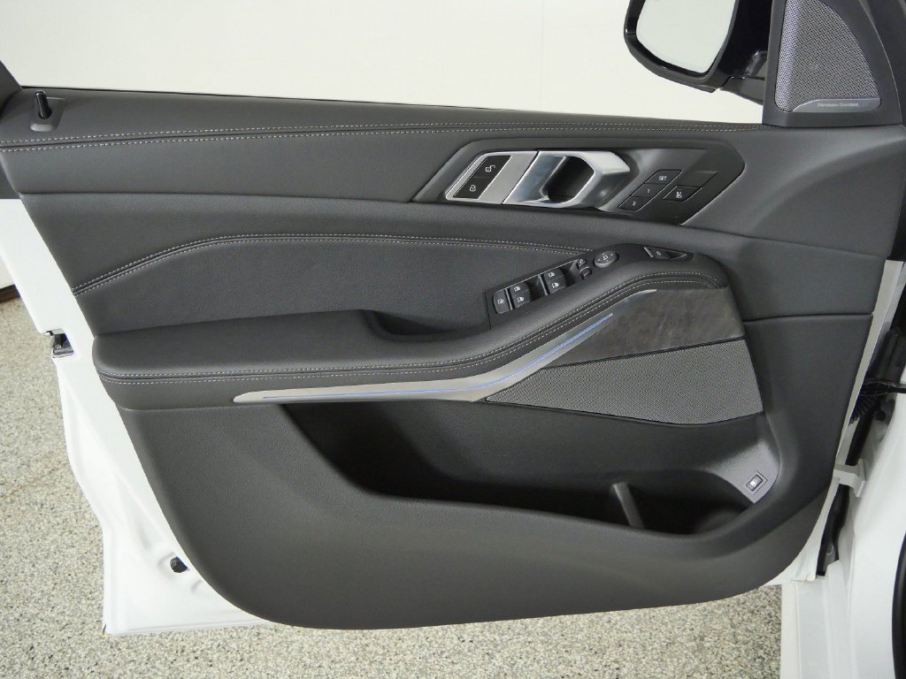 New 2026 Mineral White Metallic BMW xDrive50e image 34