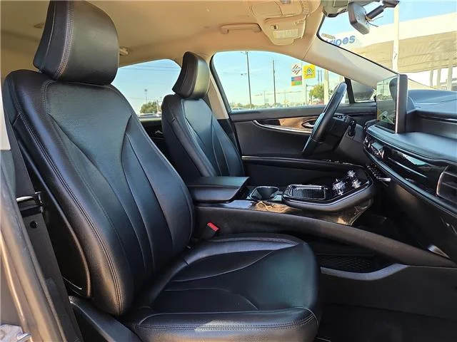 Used 2022 Silver Radiance Metallic Clearcoat Lincoln Standard Front-Wheel Drive image 13