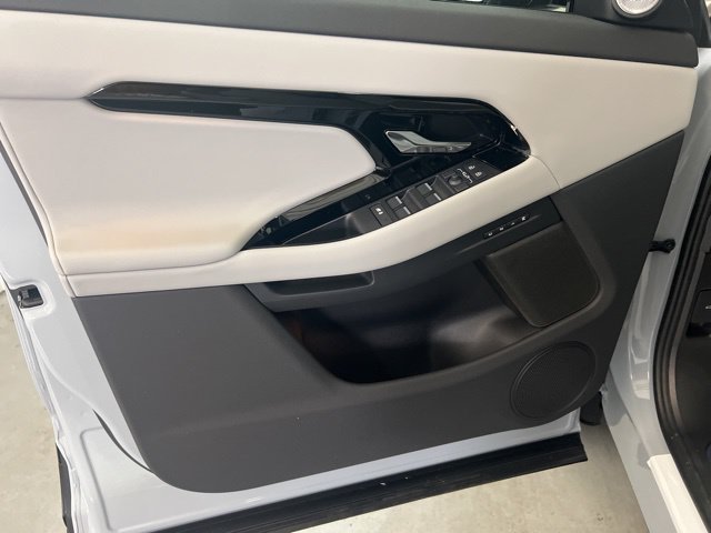 New 2026 Arroios Grey Land Rover Dynamic SE image 8