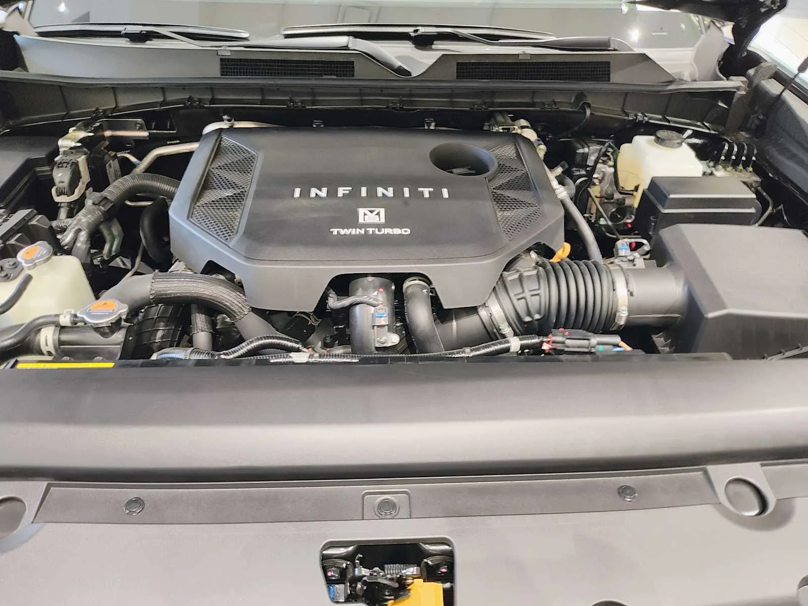 New 2026 RADIANT WHITE INFINITI Sport 4WD image 32