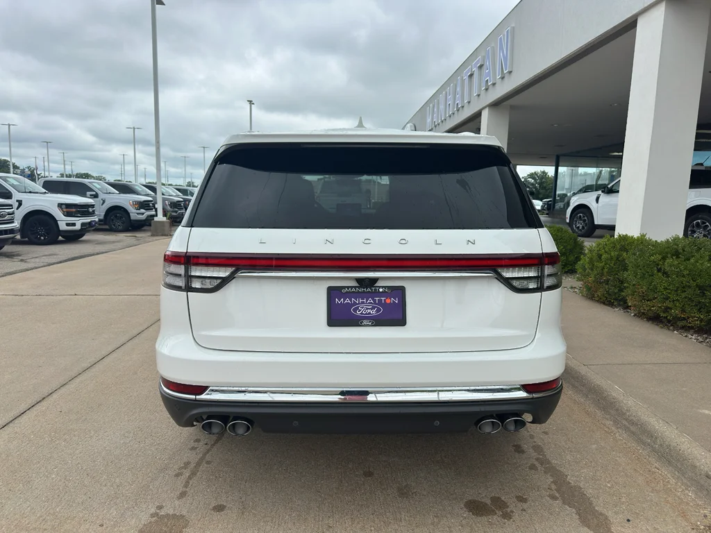 Used 2023 Pristine White Metallic Tri-Coat Lincoln Reserve image 14