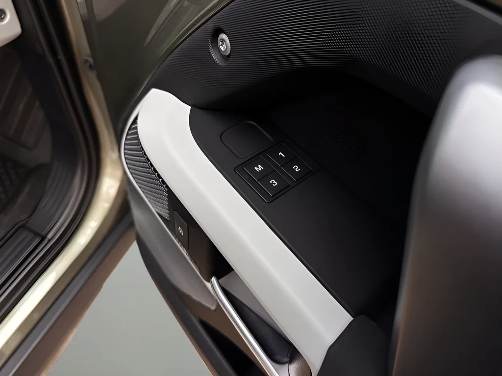 2023 Land Rover Defender X-Dynamic SE - Photo 22