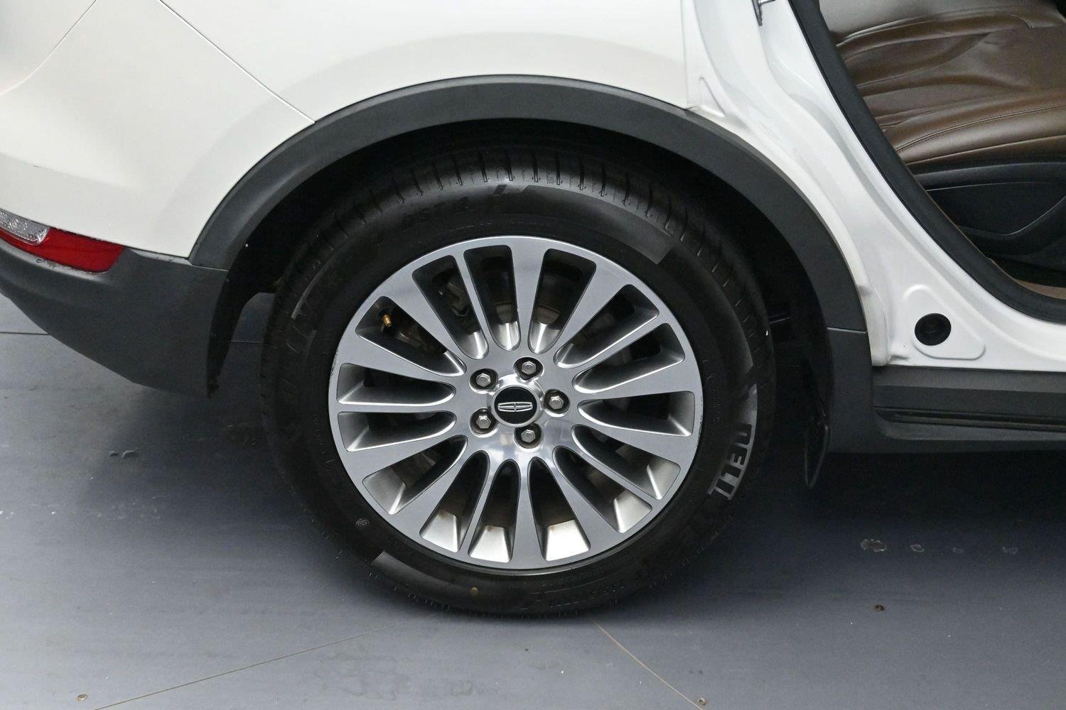 Used 2015 White Platinum Metallic Tri-Coat Lincoln FWD 4dr image 31