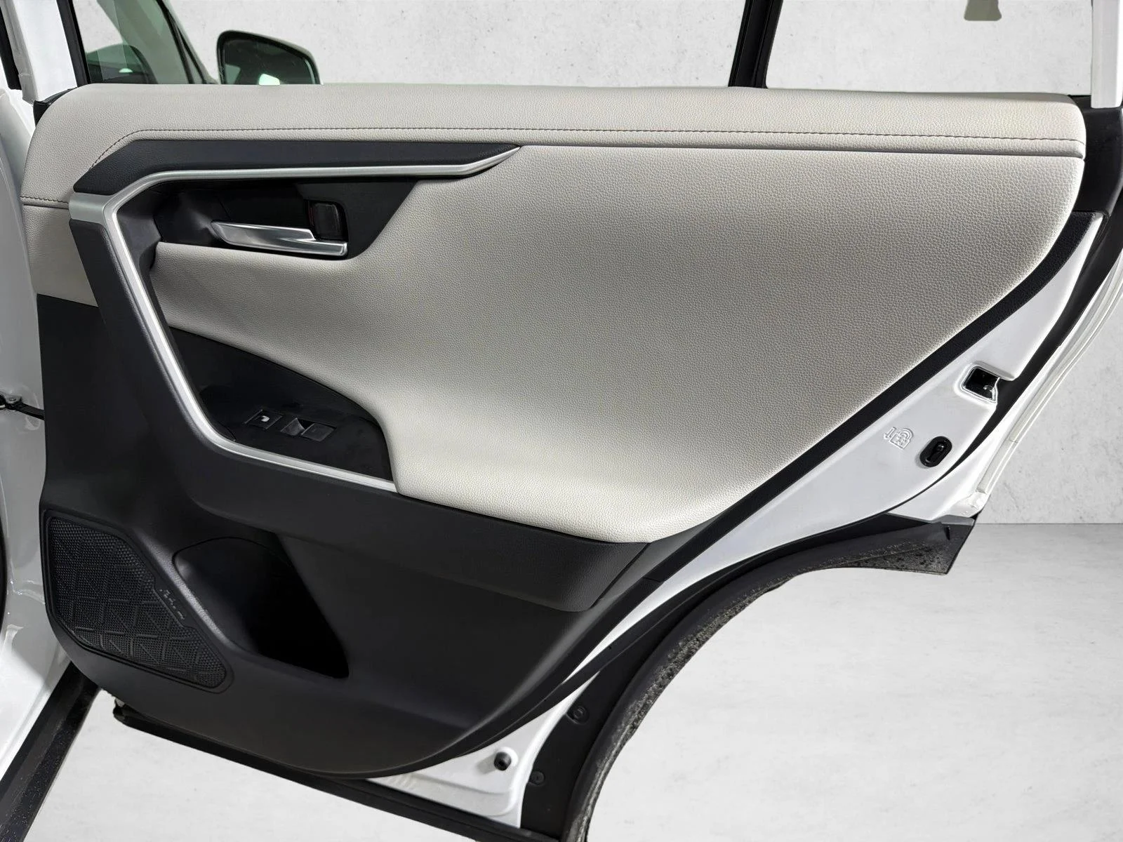 Used 2024 Wind Chill Pearl [ Toyota Limited image 17