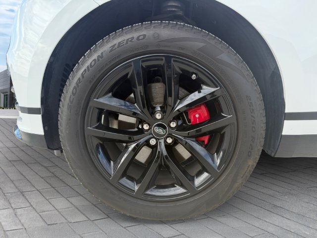 Used 2024  Land Rover Dynamic SE image 9