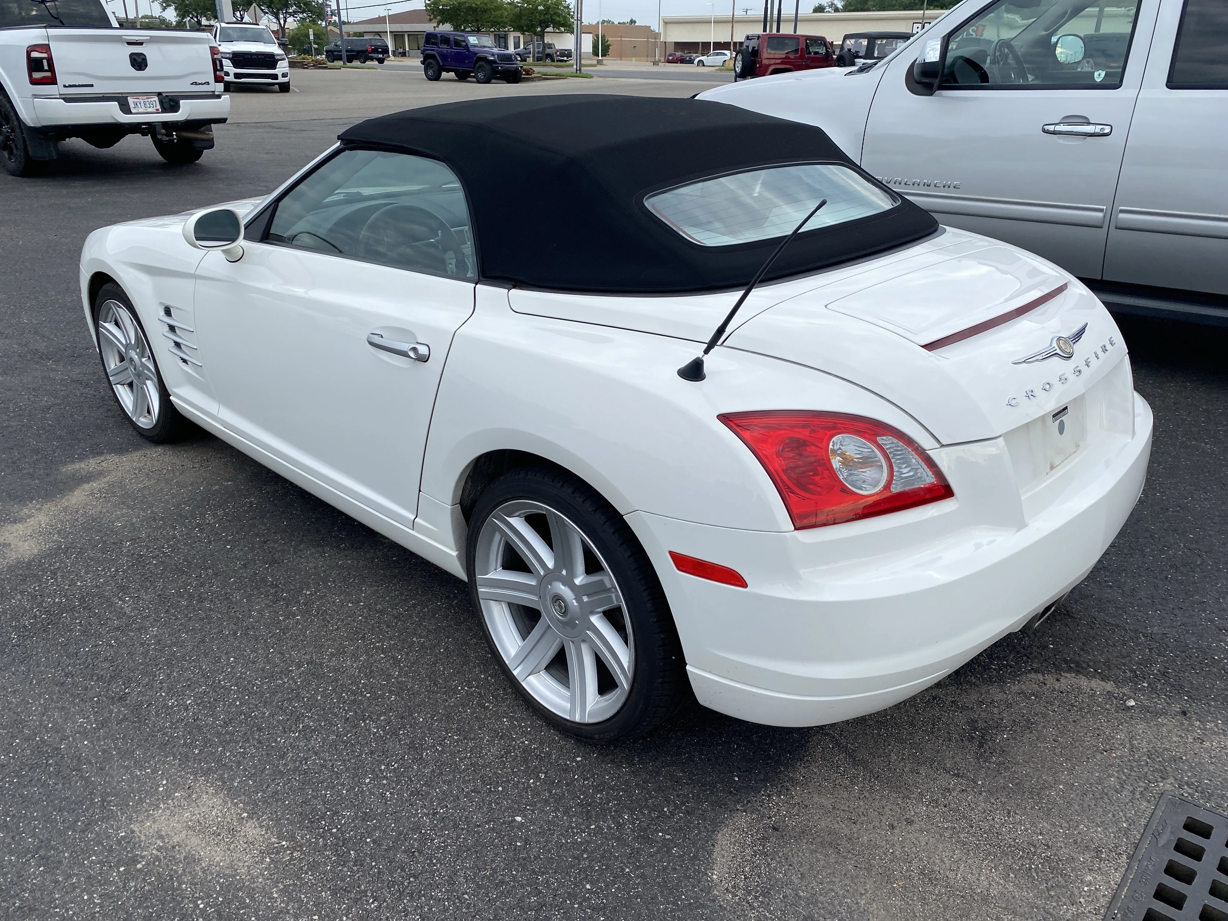 Used 2005 Alabaster Chrysler  image 4