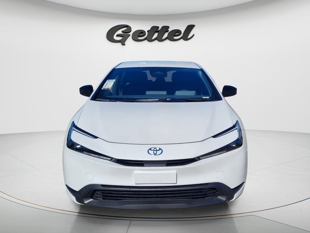 New 2027 Wind Chill Pearl <sup>1</sup> Toyota  LE image 2