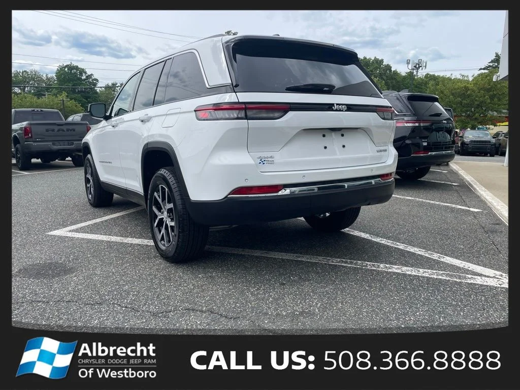 New 2025 Bright White Clear-Coat Exterior Paint Jeep Limited image 3