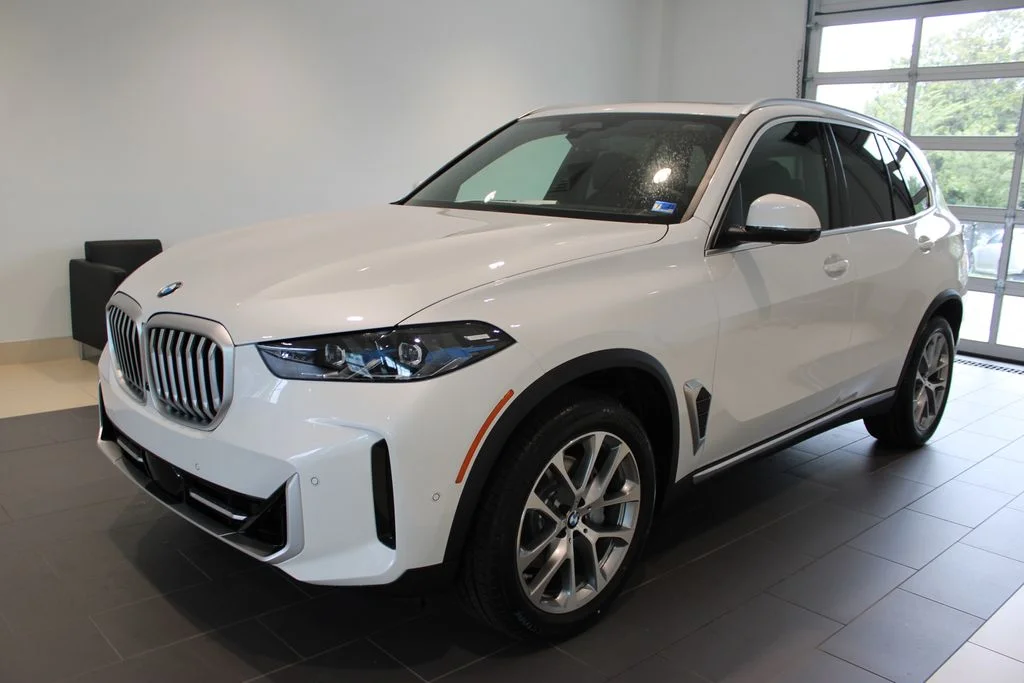 New 2026 Mineral White Metallic BMW xDrive40i image 11