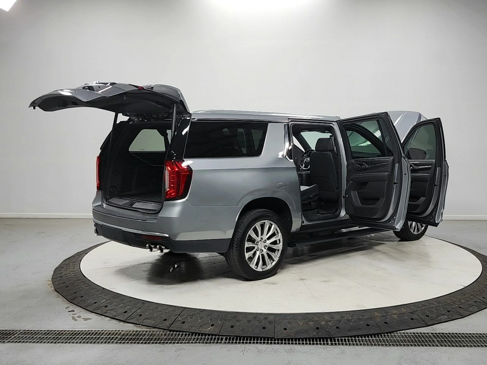 Used 2023 Silver GMC Denali image 15
