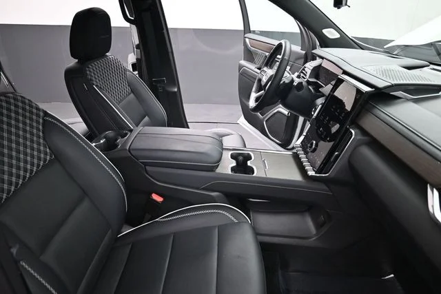 Used 2025 White GMC Denali image 20