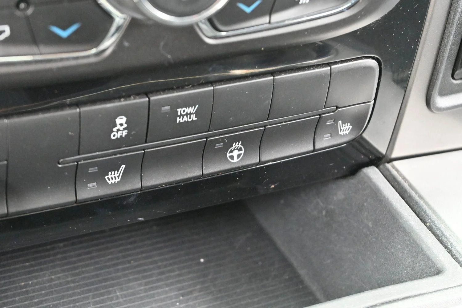 Used 2017 Granite Crystal Metallic Clearcoat Ram Sport image 21