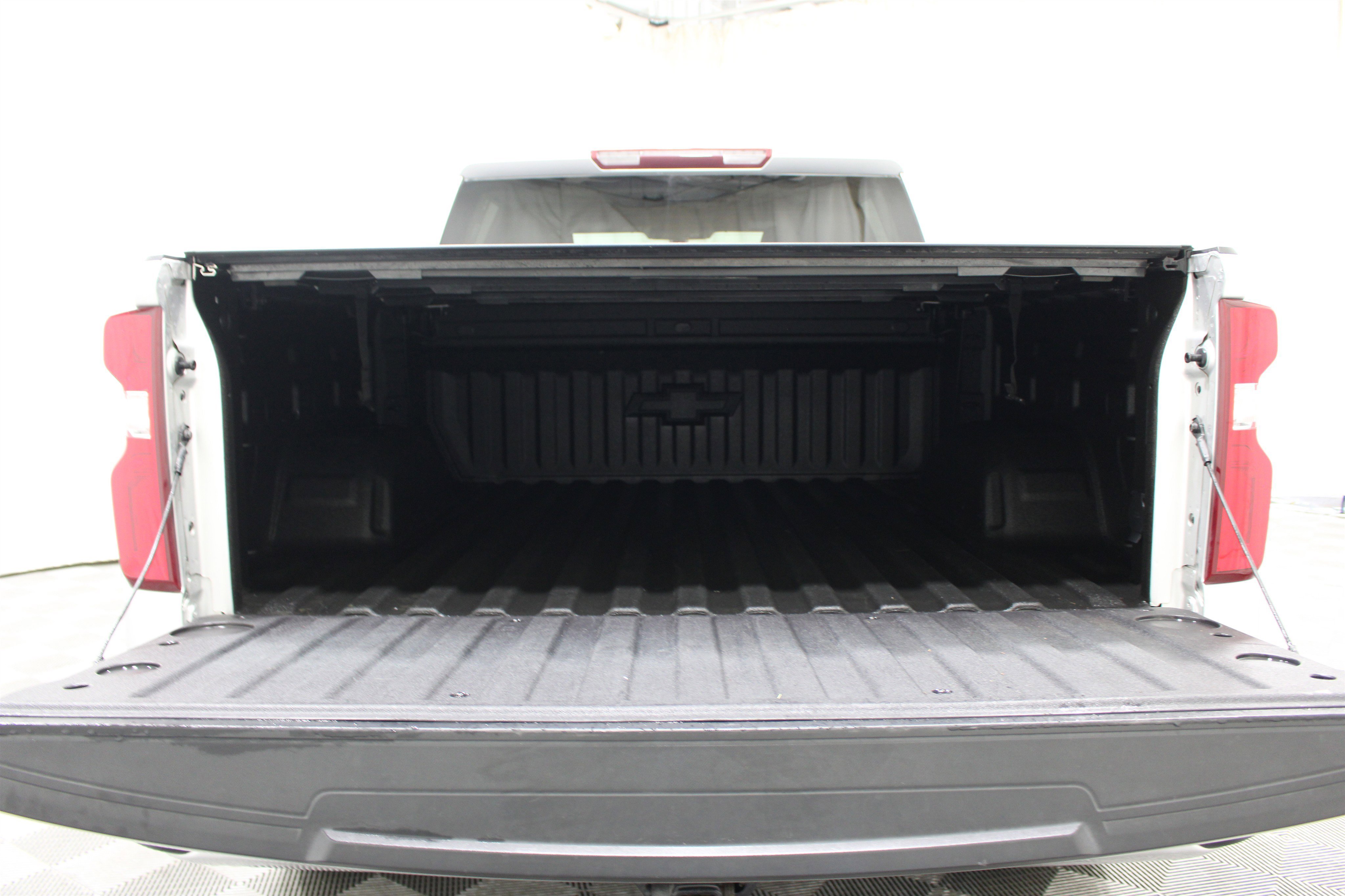 Used 2021 Silver Ice Metallic Chevrolet Custom image 20