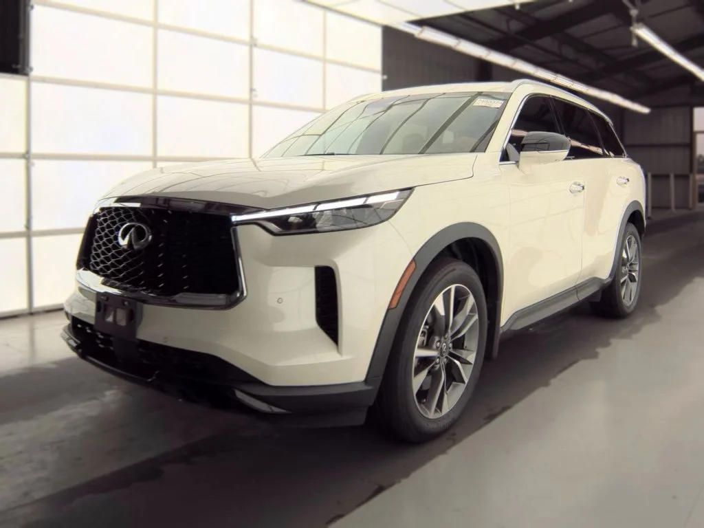Certified Used 2024 White INFINITI LUXE image 1