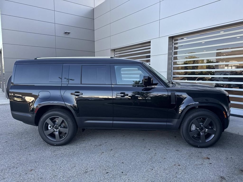New 2026 Santorini Black Land Rover S image 8