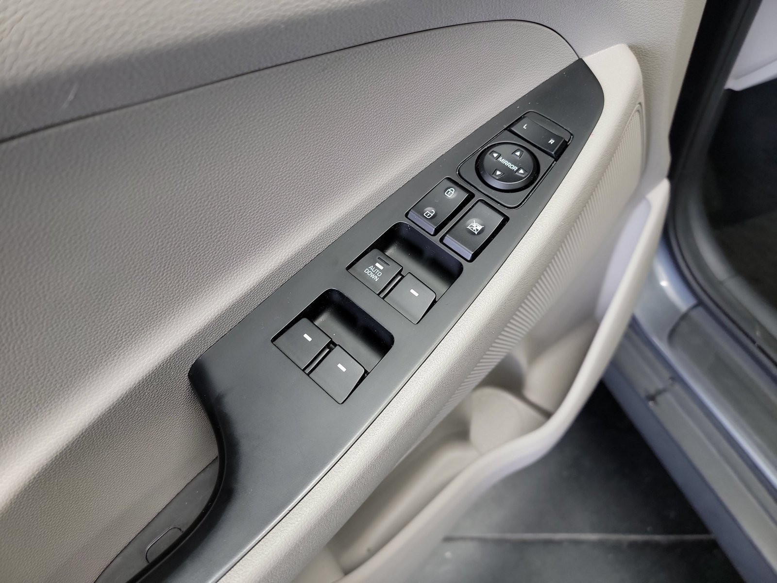 Used 2019 Coliseum Gray Hyundai SE image 13